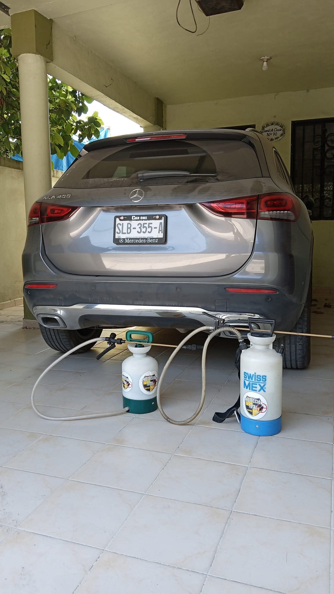 Equipo de fumigación en área exterior de una casa