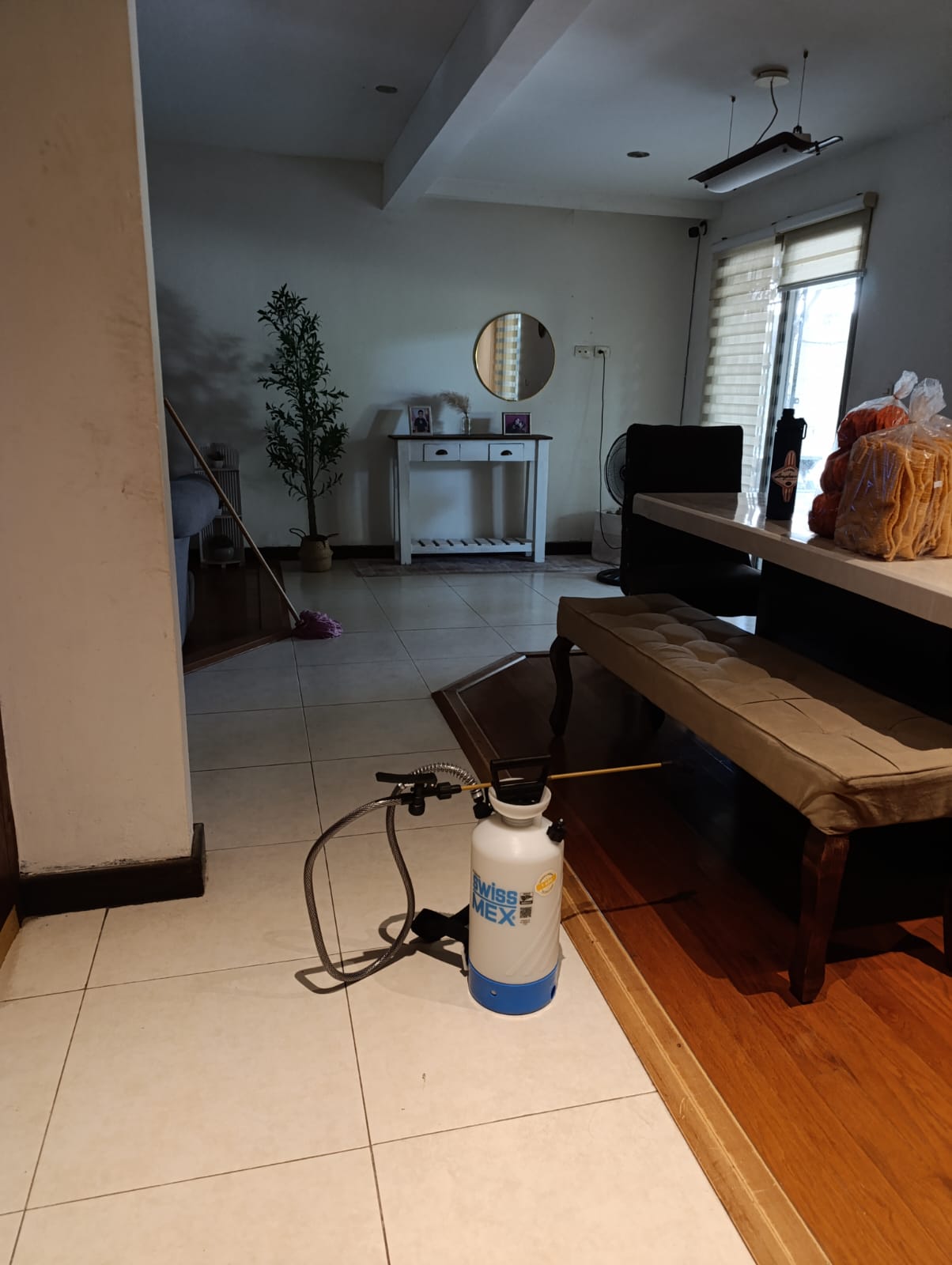 Equipo de fumigación en sala interior
