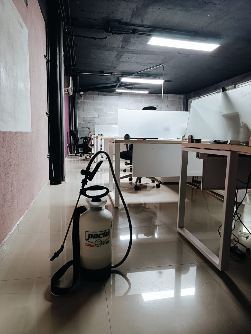 Equipo de fumigación colocado en espacio interior