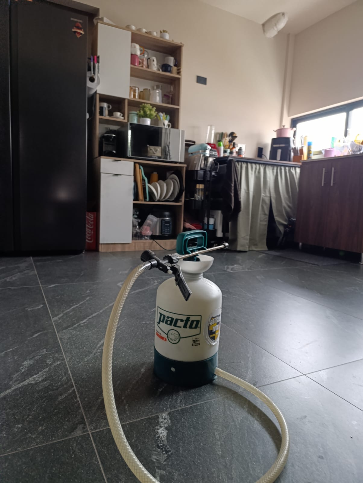 Equipo de fumigación en cocina