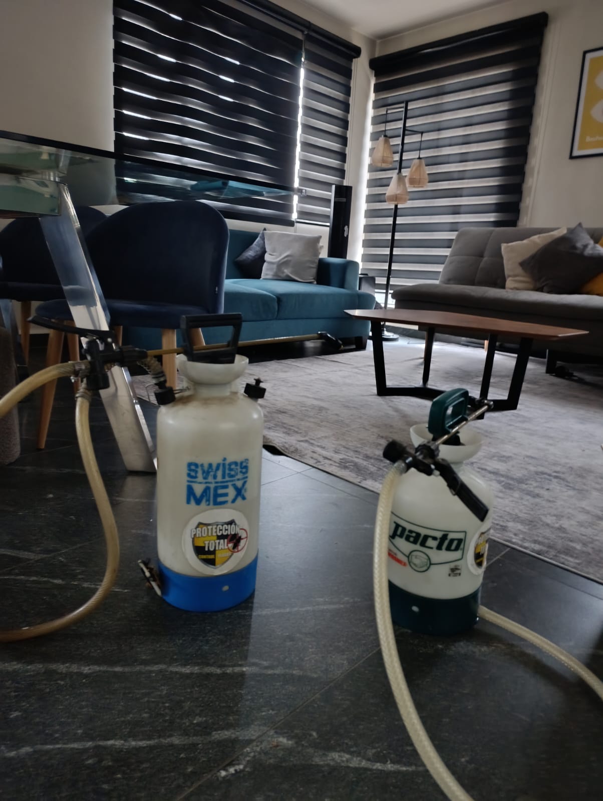 Equipos de fumigación en sala