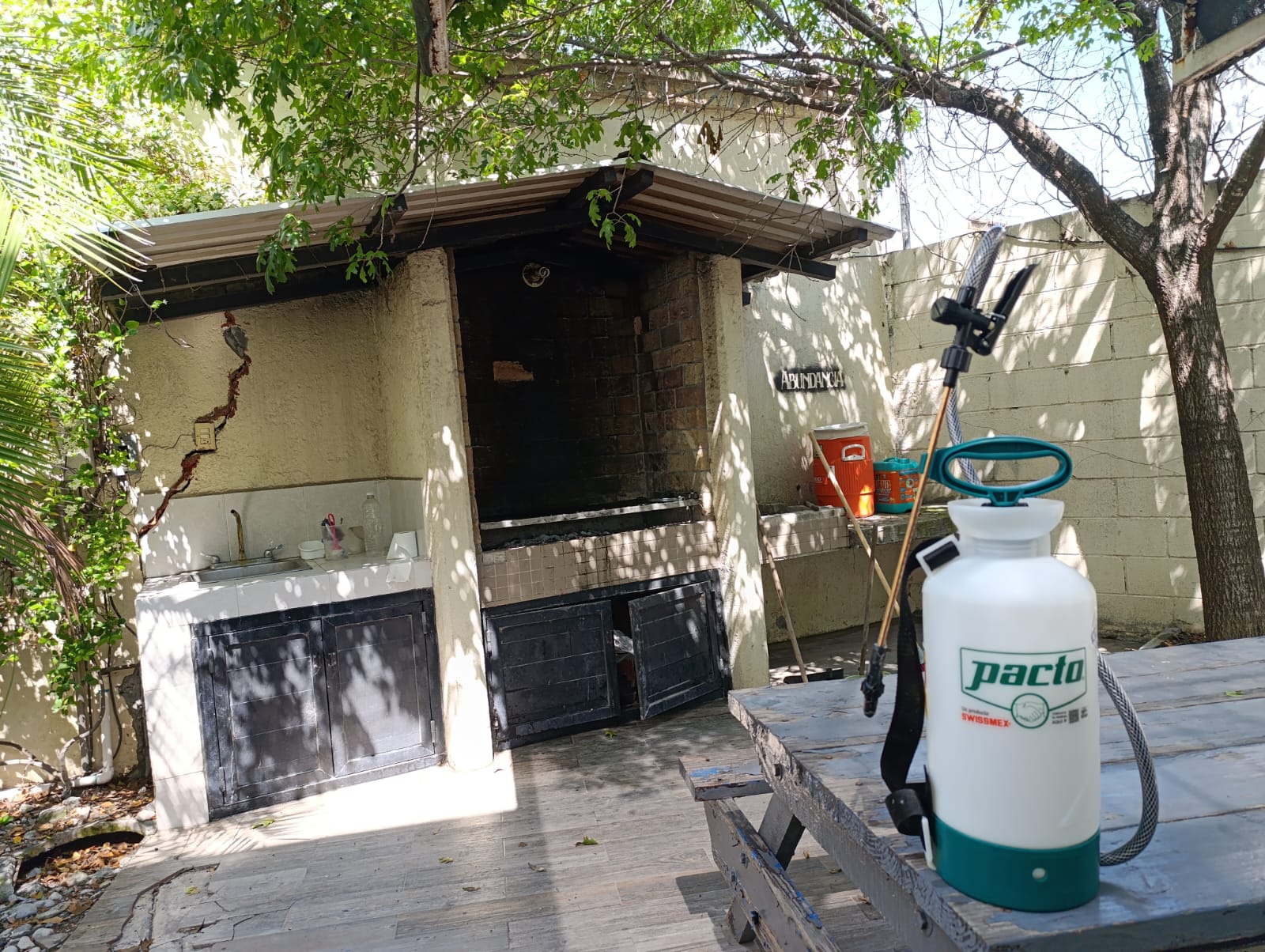 Equipo de fumigación en quinta