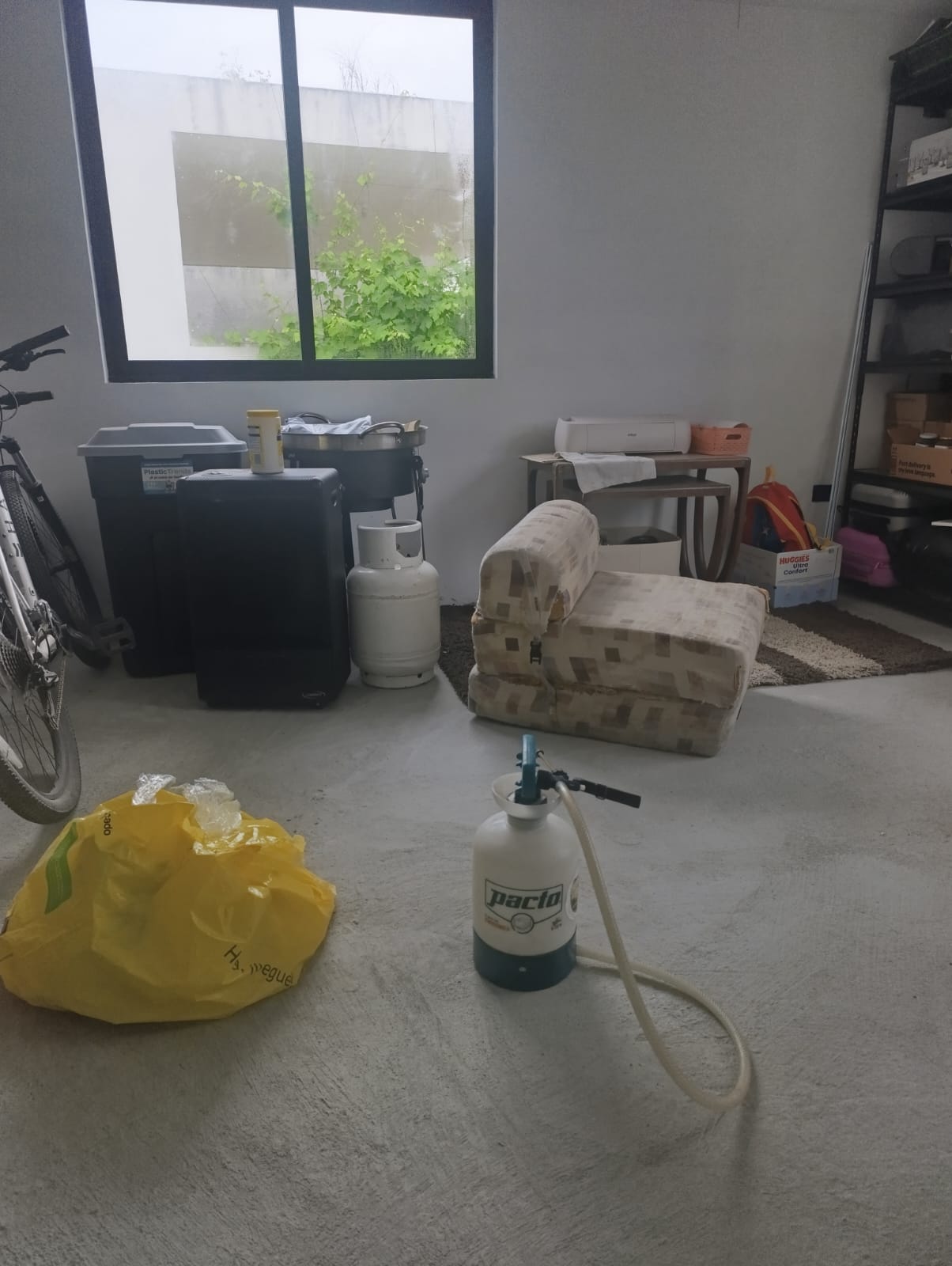 Equipo de fumigación en habitación