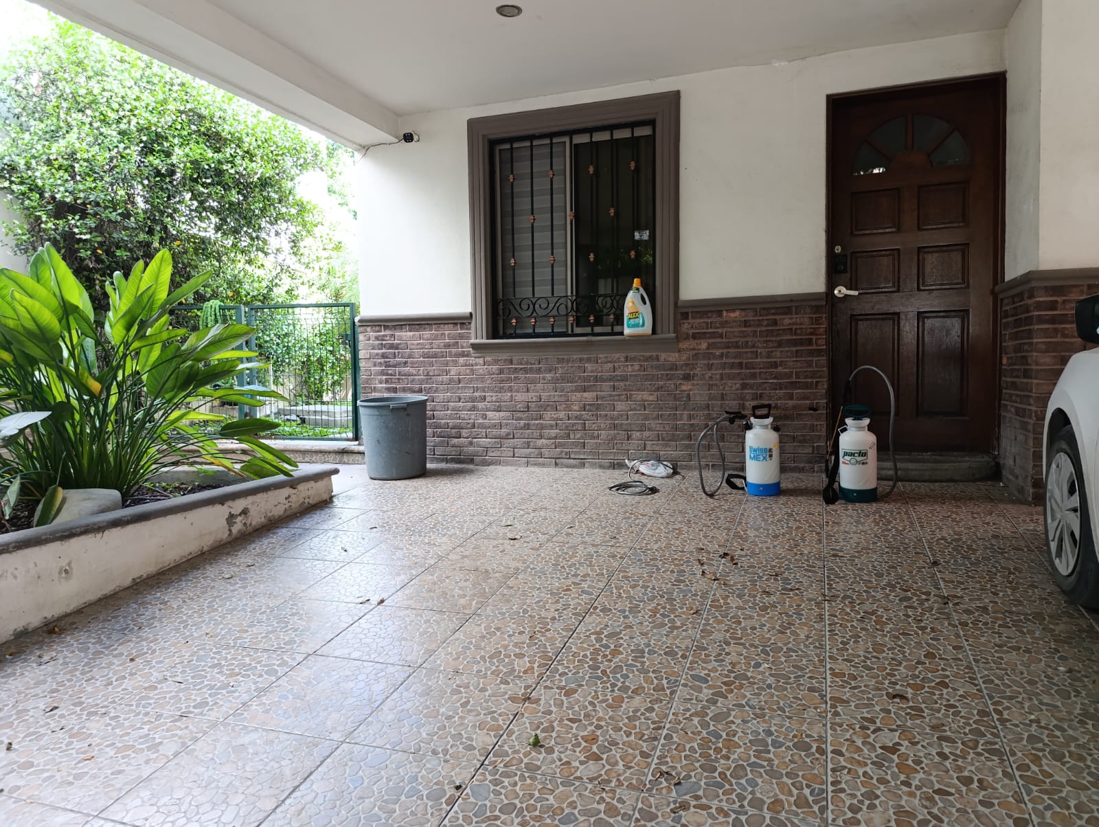 Equipos de fumigación en entrada de casa