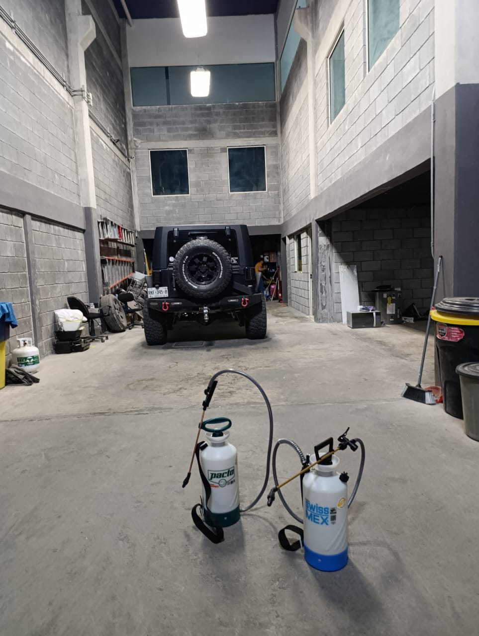 Equipos de fumigación en cochera